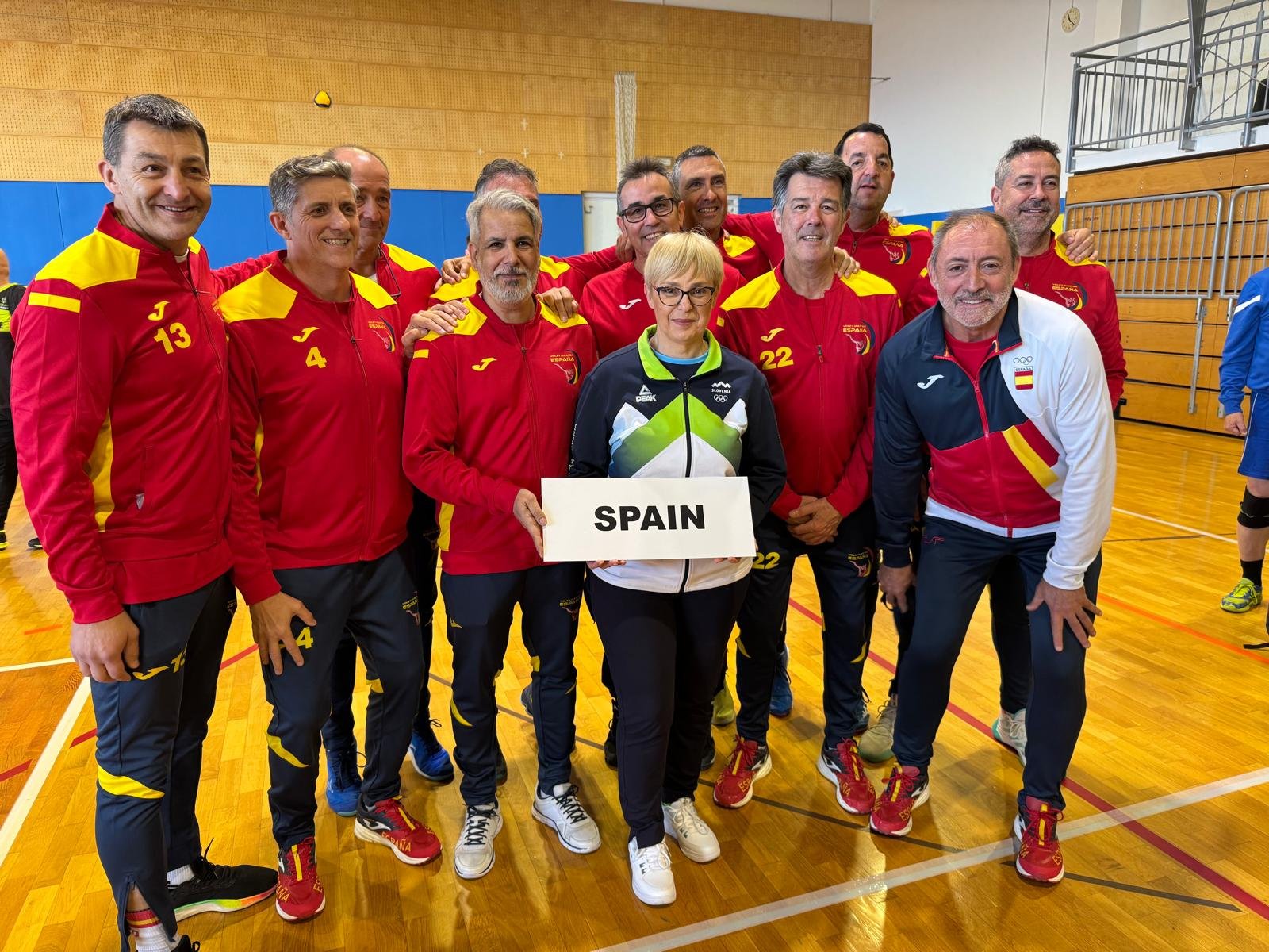 La delegación de Máster Volley Spain con la presidenta de Eslovenia, Nataša Pirc Musar, en el Torneo de Braslovče (2025)