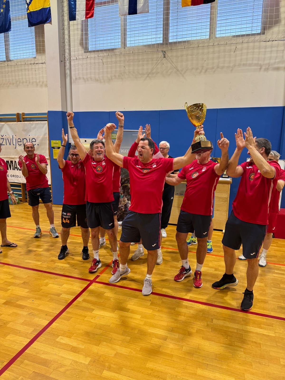 Máster Volley Spain celebra el título de campeón 55+ en Braslovče 2025